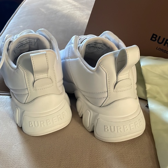 Authentic Burberry Low top Trainer on Rubber Sole Sneaker - Picture 4 of 13